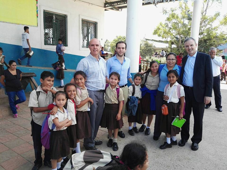 AcoesHonduras's tweet photo. El Embajador de España en Honduras y el cónsul visitan ACOES,

En su facebook se muestran orgullosos de la labor desarrollada por el padre Patricio a lo largo del último cuarto de siglo promoviendo el acceso a la educación, como herramienta de transformación social. https://t.co/pSyQ2ngGYE