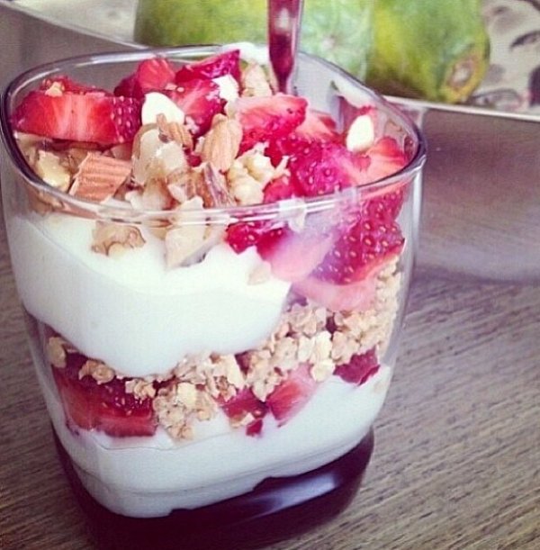 Uyumadan önce hala açsanız sağlıksız atıştırmalıklara dokunmayın.1avuç badem,1kase yoğurt veya sporcu besini yiyin.