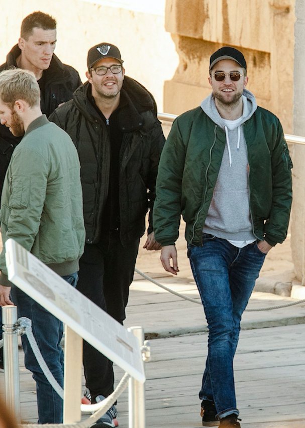MarblesReunited's tweet photo. #RobertPattinson is in Athens for the Greek premiere of his film @GoodTimeMov and while here he visited the #Parthenon and @acropolismuseum. We wonder where he stands on #reunification https://t.co/5jMhzusDDF https://t.co/jRSWzeQKWC