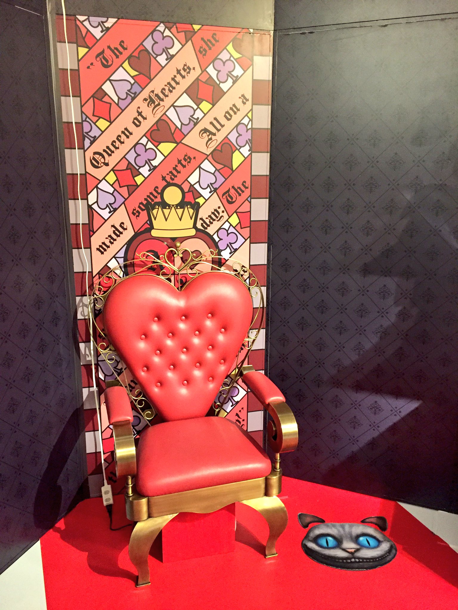 京都ロフト Twitterissa 水曜日のアリスpop Up Shop 京都ロフト1階にて本日スタート 店内にはテーブルを支える トランプ兵 女王の椅子 など 水曜日のアリス ならではの空間演出がたくさん お買い物だけでなく 会場に訪れるだけでもアリス気分を