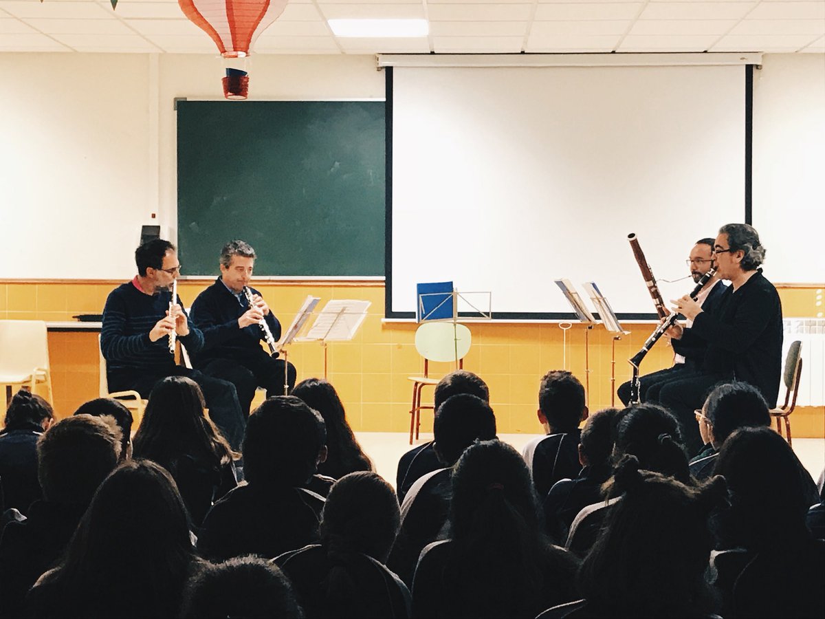 StaCruz_Erasmus's tweet photo. Nuestros alumnos de 5 y 6 están disfrutando de todo un concierto didáctico con instrumentos de viento! #AprendiendoConLaMúsica https://t.co/W7rdHS7G5N