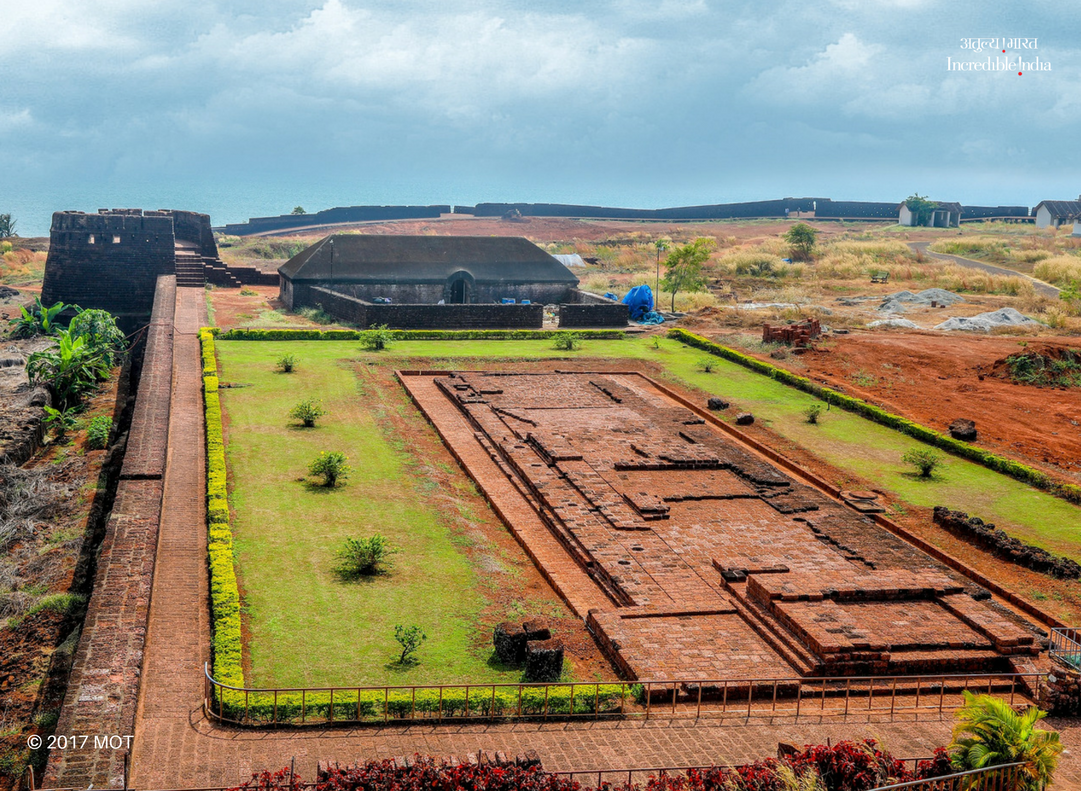 incredibleindia's tweet photo. Bekal Fort, Kerala’s largest fort, is spread across 40 acres. It was built in the 17th century. #FortsOfIndia #IncredibleIndia https://t.co/ZuMwAykhVp
