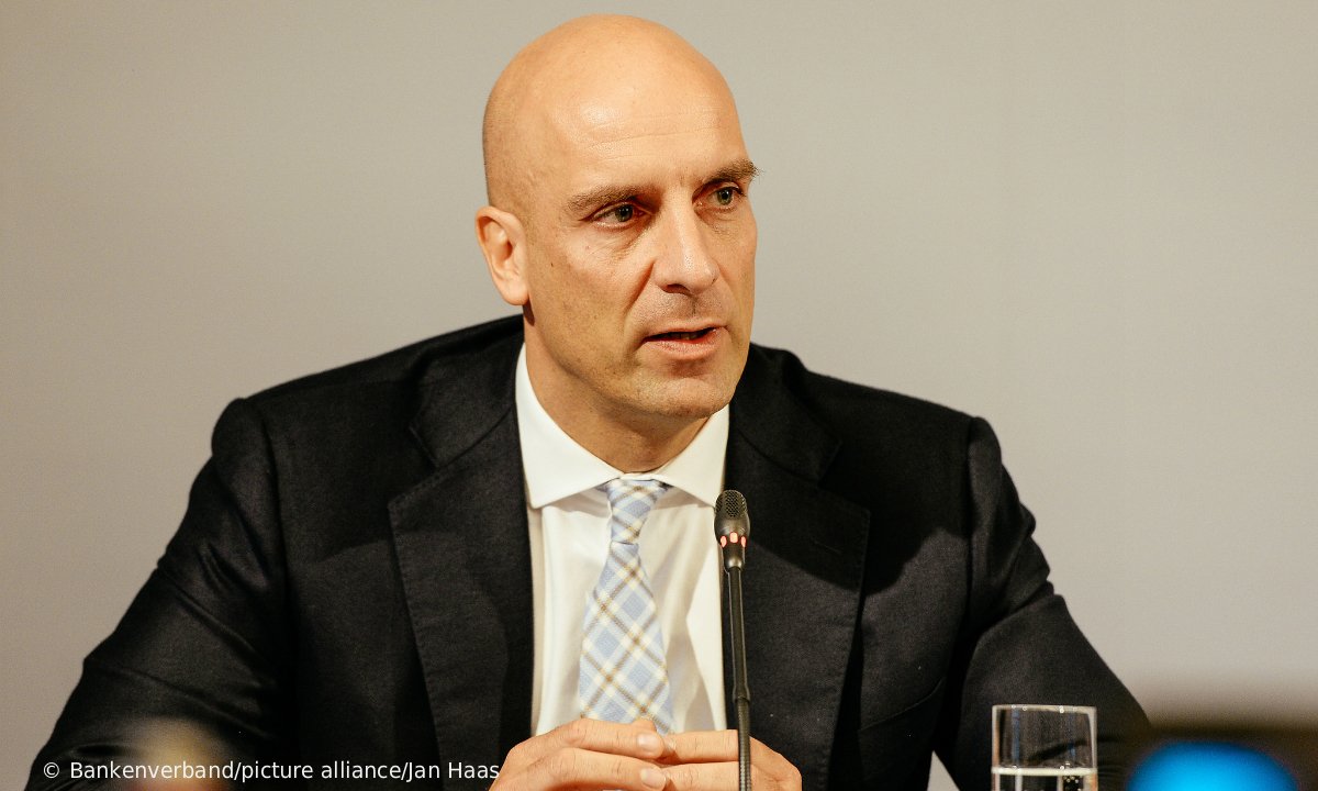 bankenverband's tweet photo. BdB-Chef Ossig: #BaselIII darf europäische Banken nicht benachteiligen. #OutputFloor von über 70% erhöht Anforderungen für europäische Banken, aber nicht #Finanzmarktstabilität. #HBBanken https://t.co/qNha9stYZh /alt https://t.co/xWojwB9PlA