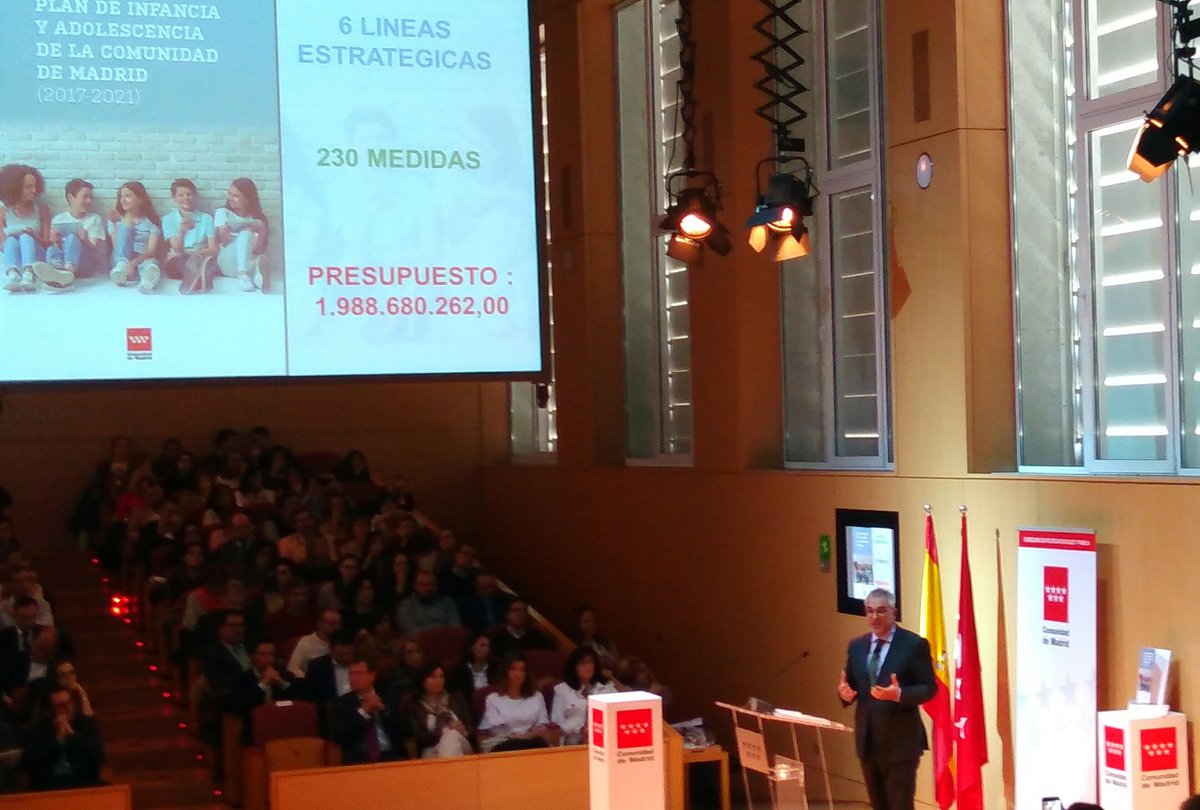 ColegioTSMadrid's tweet photo. @carlosizqtorres resalta la necesidad de un nuevo plan como hoja de ruta para la atención con nuestra #infancia y #Adolescencia ya que el anterior era de 2002. Ahora hay nuevas realidades #plan2017-2021 https://t.co/7kRM3pNaCB