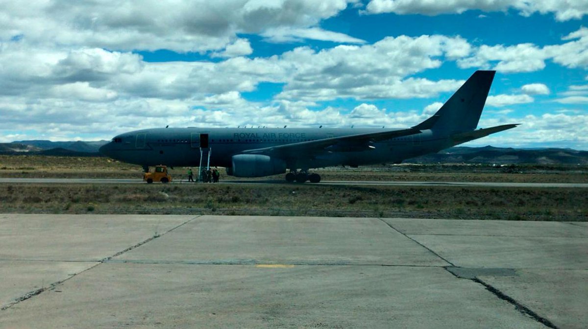 todonoticias's tweet photo. Submarino desaparecido: un avión de la Corona británica aterrizó en Argentina por primera vez desde Malvinas https://t.co/13TX7eitLK https://t.co/yyGohUTxVK