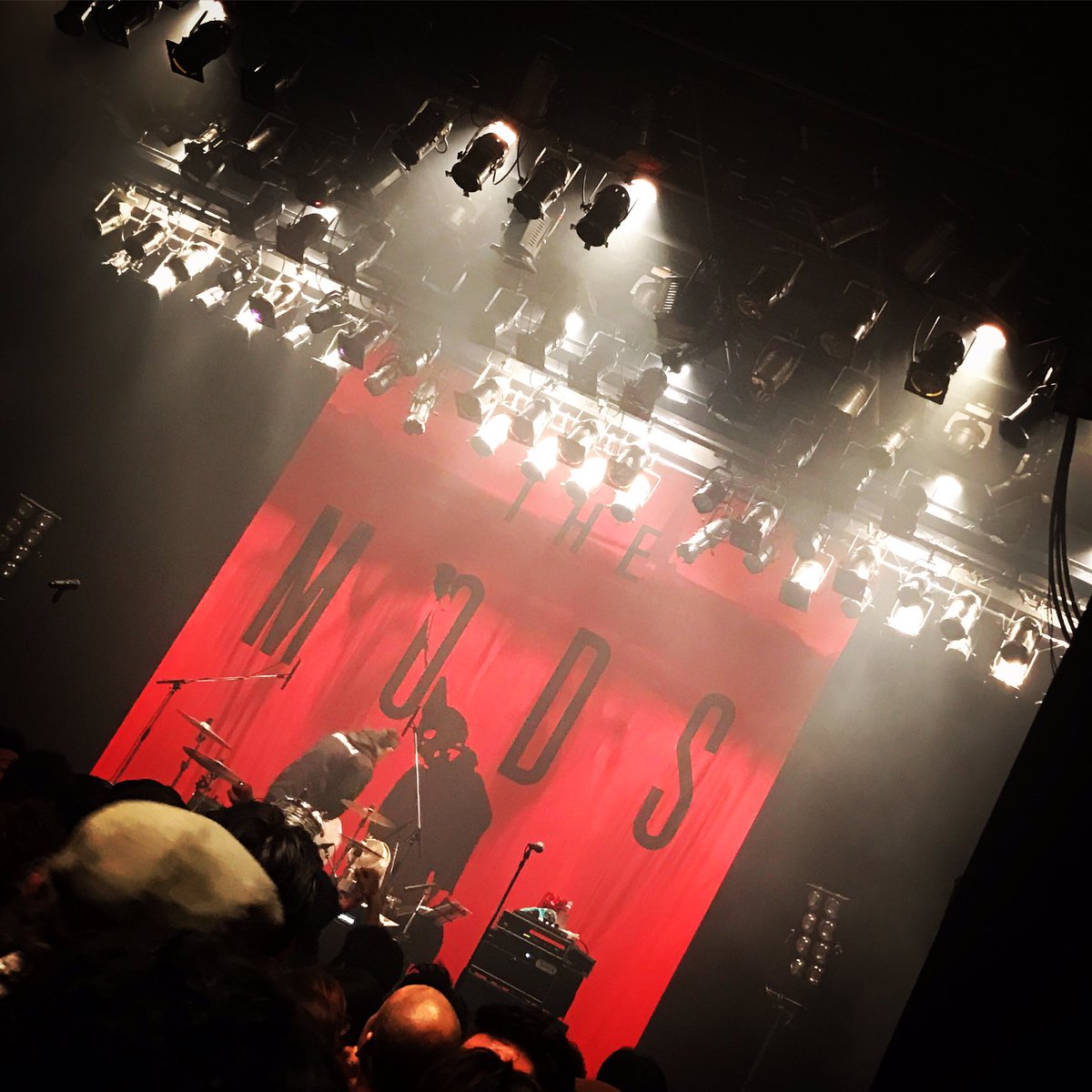 spiriteky's tweet photo. THE MODS TOUR 2017「ONE SHOT DEAL」
イキッた大人が集まってました🤘🏻😎
懐かしい知り合いにもばったり会えて嬉しかったなー。
こんなことあるからふるくからやり続けてるバンドってええよね。
THE MODS最高❣️
.
#themods #oneshotdeal #bigcat
https://t.co/WtpEKqxxWg https://t.co/VLFiGh1Psd