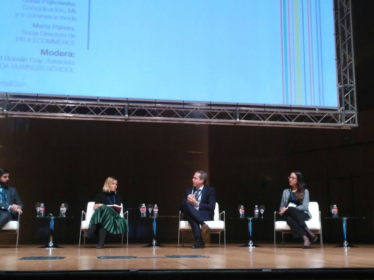 LeroyMerlinCorp's tweet photo. @MadridRetailCon "Hay que crear un ecosistema de líderes, en Leroy Merlin no hay solo un líder, sino 10000 colaboradores, 10000 líderes" Eloy del Moral en #MRC17 https://t.co/LIdBUPK3By