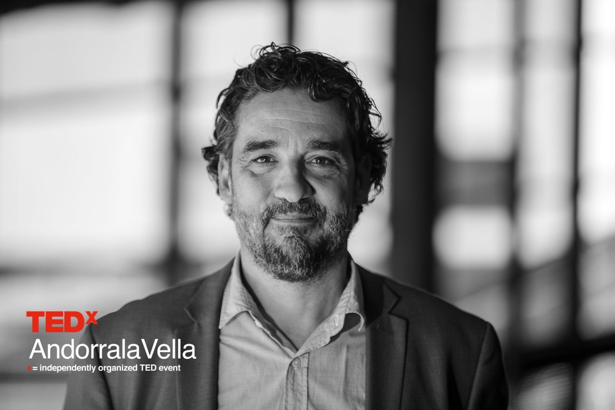 TEDxAnd's tweet photo. En Bruno Bartolomé ens parla sobre "Les escoles intel·ligents" 🏫 on la clau de l’èxit són els docents per damunt d’altres aspectes. 👩‍🏫👨‍🏫#TEDxAnd #ArquitecturesEmocionals 
https://t.co/Rm2NLz94sL https://t.co/wEItF0AMhk