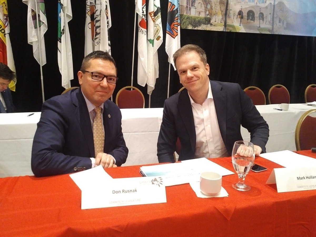 ChiefsofOntario's tweet photo. @DonRusnakMP Parl Sec. Indigenous Services and @markhollandlib Parl Sec. Public Safety brought fed presence to #LiL2017 4 Corner Table @RalphGoodale @janephilpott @ChiefDay https://t.co/6XwZtCz6nM