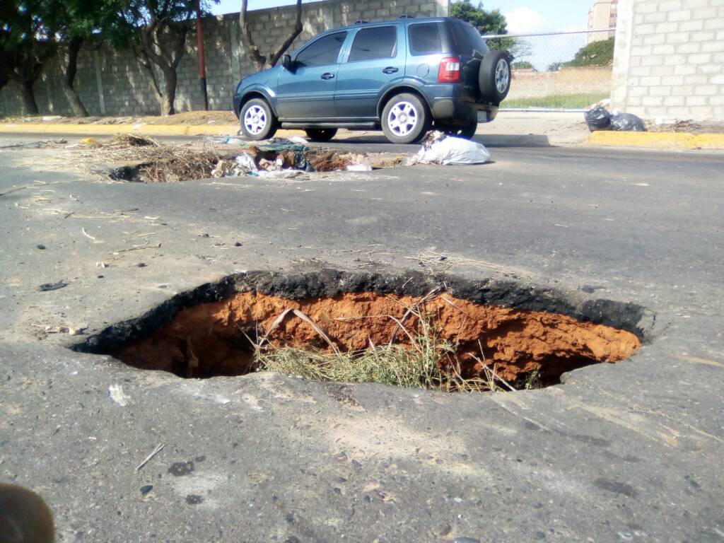 jcfernandezm's tweet photo. Realizo esta grave denuncia desde la Av. Paúl Moreno, en este lugar donde lamentablemente hemos tenido accidentes por el colapso de un colector que debe ser mantenido por HIDROLAGO. Producto de esa falta de mantenimiento el pavimento fue socavado https://t.co/oR80aybOr6
