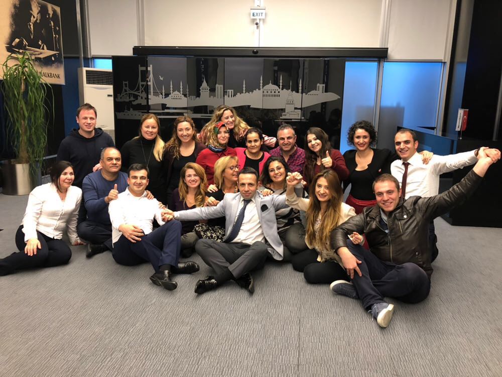 prgyaakademi's tweet photo. 'Fark Yaratan' enerjisi ile muhteşem bir grup daha.😀 Harikasınız ♥️♥️♥️ #pragyaakademi #eğitim #kurumsaleğitim #farkyarataniletişim #tutku #ilham #aniyakala #paylaşım #duygu #istanbul #halkbank https://t.co/cu0KyhchS1