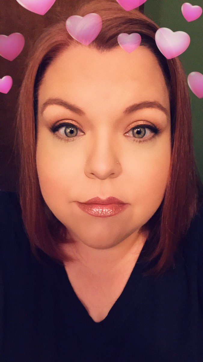 mfarley438772's tweet photo. Eyes: Candlelight, Pink Posey, Copper Rose Shimmer, Onyx for. 
Lips: 2X Beige Champagne, 1x Nutmeg and Diamond Kiss Gloss. 
I think the Diamond gloss is going to be my new go to. Foundation: Tan inMessage to order. #Diamonds #gloss #makeupaddict #LipSense #vegan #pink #lipstick https://t.co/QypmMgtybS