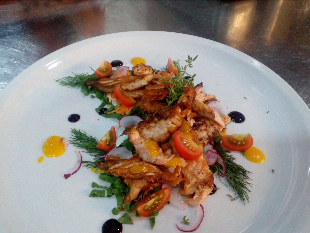 Chef_anton1o's tweet photo. 🙌Yeaa #lovely #salmon🐡 #orangesause 🍊 #dill #carrot🥕 #Arugulasalad #radish #cherytomatoes 🍅 #acetobalsamico #tasty #foodporn 🔪#chef #coolinarimk 🍴#macedonia 👨🍳 https://t.co/P3zOV6DiGx