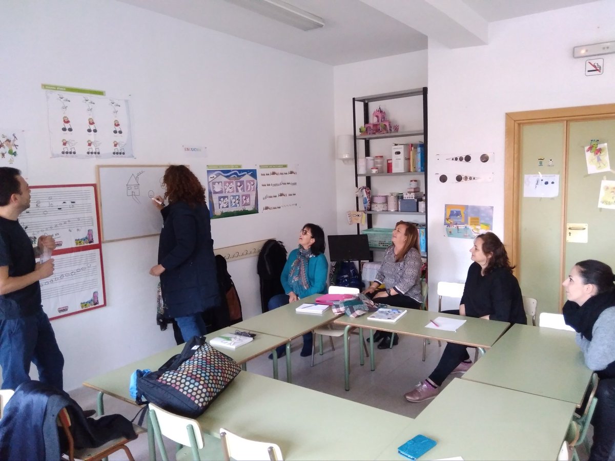 CFIESAleng's tweet photo. 🎶🎵🎼 Comenzamos con @chiscoalvarez y @cfiesalamanca en @ColegioAmachado a trabajar nuestro Proyecto Musical 🎼🎵🎶 https://t.co/cw7wUkk5wF