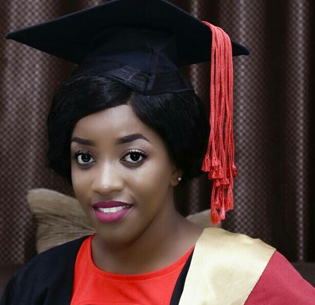 shummymshangama's tweet photo. Hatimaye jana nilitunukiwa shahada yangu ya kwanza ya Masomo ya Biashara.
(Bachelor of commerce in Banking and Financial services), Chuo kikuu cha Dar es salaam. Asante sana Mungu kwa Baraka zako. https://t.co/gytV7iAfL1