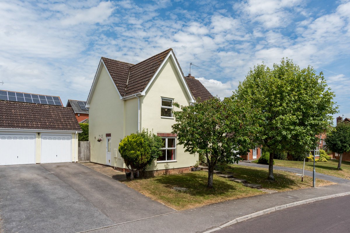 Hamptons_Marlb's tweet photo. *RECENTLY SOLD* #soldinyourarea #marlboroughwiltshire #markettown #soldin2017 #timeforwiltshire https://t.co/IFuD67wKyM https://t.co/fvK3qSksfw