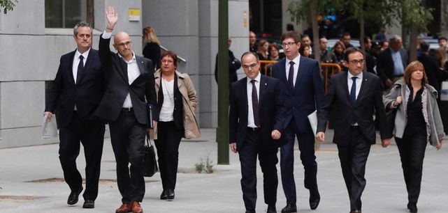 catalangate's tweet photo. El TC acaba de suspendre cautelarment l'entrada a presó d'un d'aquests dos grups. https://t.co/IDmeV6OuLd