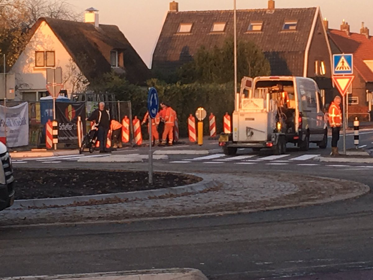 lydiagroot's tweet photo. Met man en macht wordt gewerkt aan de laatste werkzaamheden aan de nieuwe rotonde Veluwelaan in Wezep. Bijna klaar en gauw weer open voor verkeer! https://t.co/5M78ae9uYg