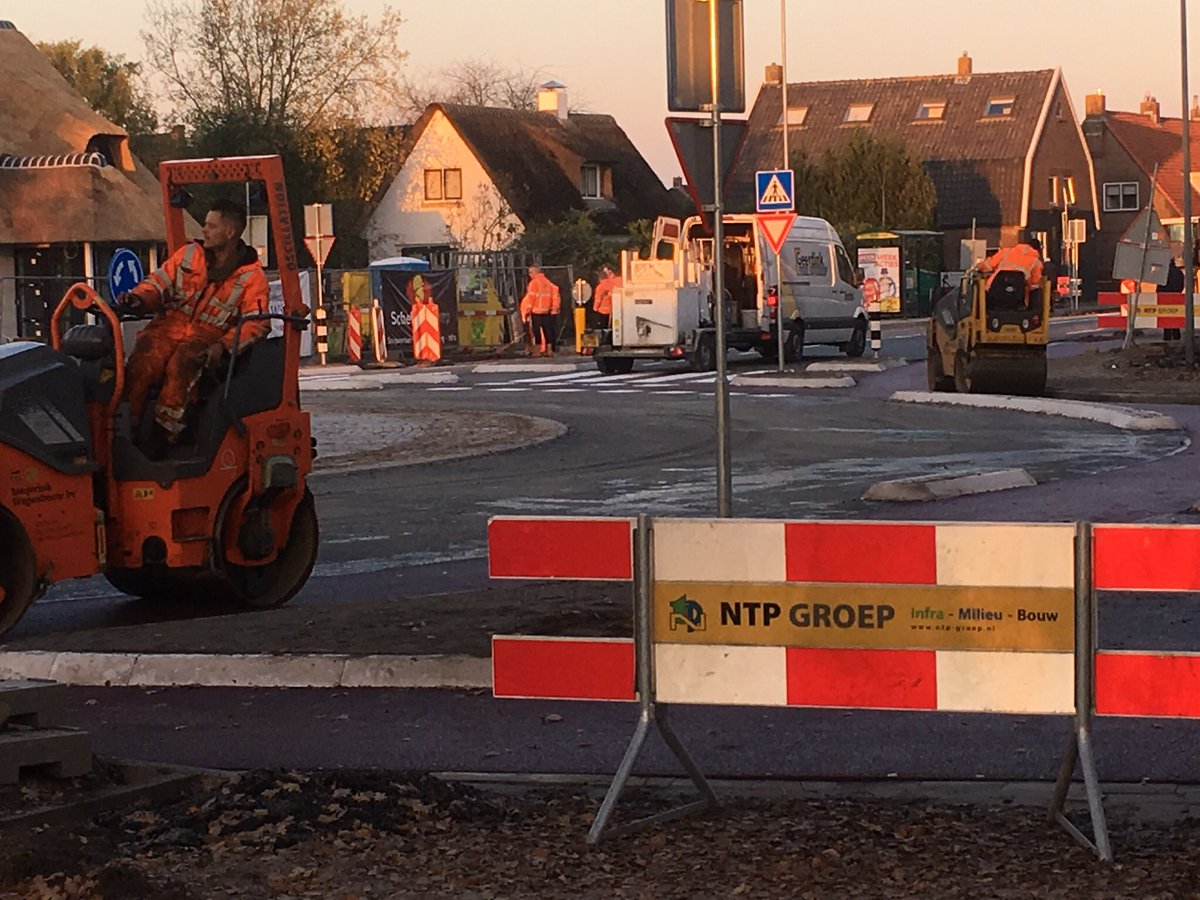 lydiagroot's tweet photo. Met man en macht wordt gewerkt aan de laatste werkzaamheden aan de nieuwe rotonde Veluwelaan in Wezep. Bijna klaar en gauw weer open voor verkeer! https://t.co/5M78ae9uYg