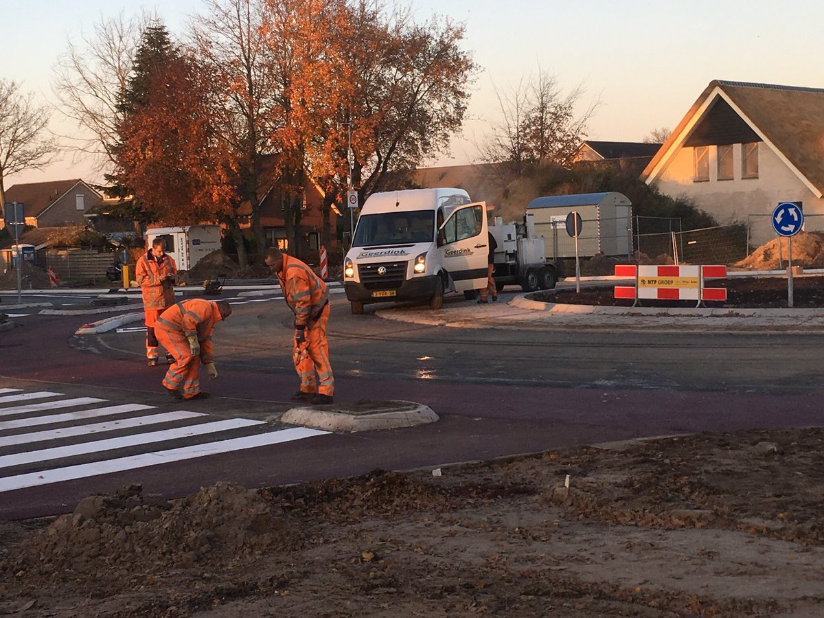 lydiagroot's tweet photo. Met man en macht wordt gewerkt aan de laatste werkzaamheden aan de nieuwe rotonde Veluwelaan in Wezep. Bijna klaar en gauw weer open voor verkeer! https://t.co/5M78ae9uYg