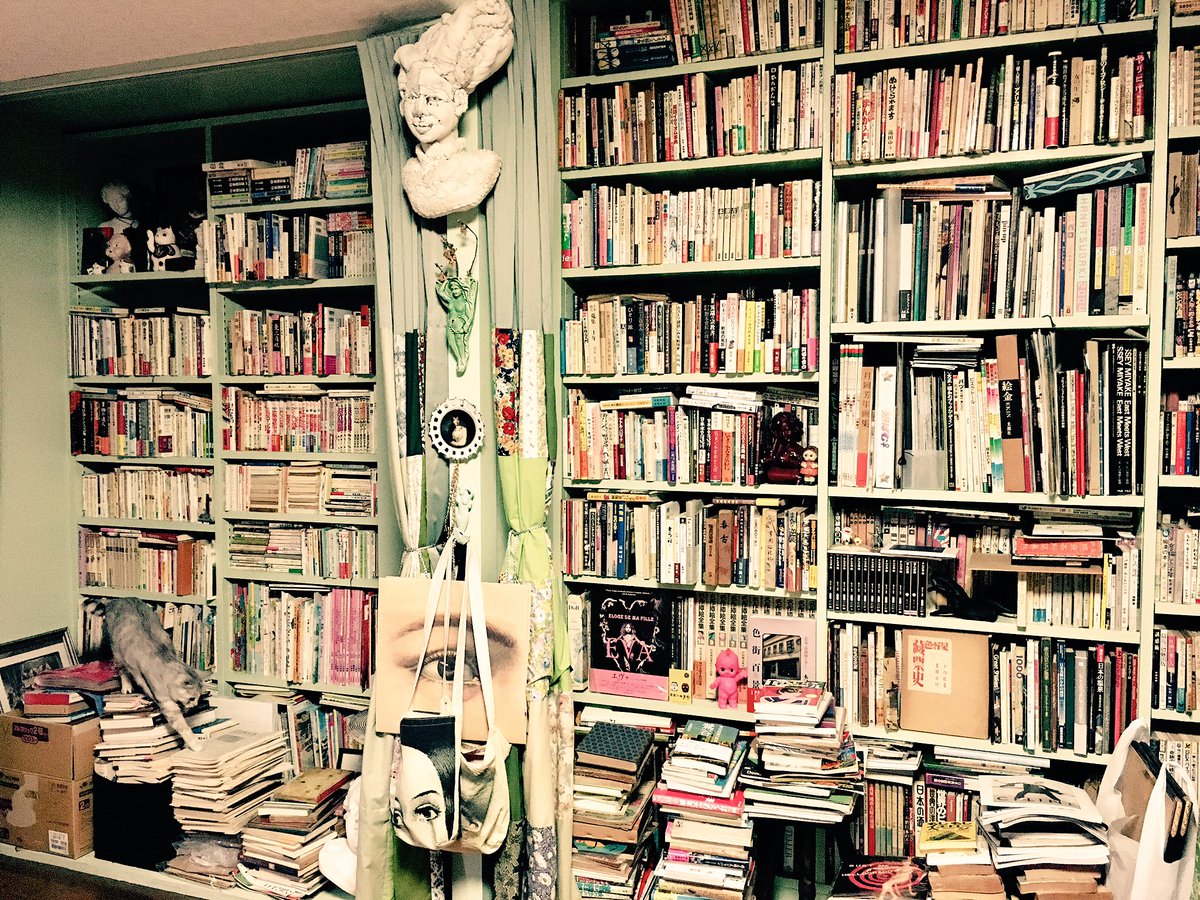 Pugyurata Ar Twitter これを見た人は本棚を晒せ 来年 古本屋さん主催の古本市に参加予定なので整理も兼ねて出品します 二階の漫画保管押入れ 板が撓んできているようで最近目を背けている