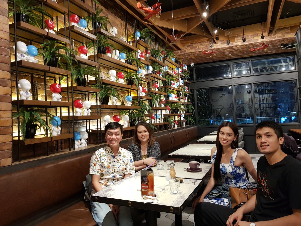 vaniaedralin's tweet photo. So happy to finally have a moment to catch up and make plans with our #MWP2017  👑 (and von, too!😉) Bigger things are yet to come. 💖 #MomagerDuties https://t.co/hB009H4mMS