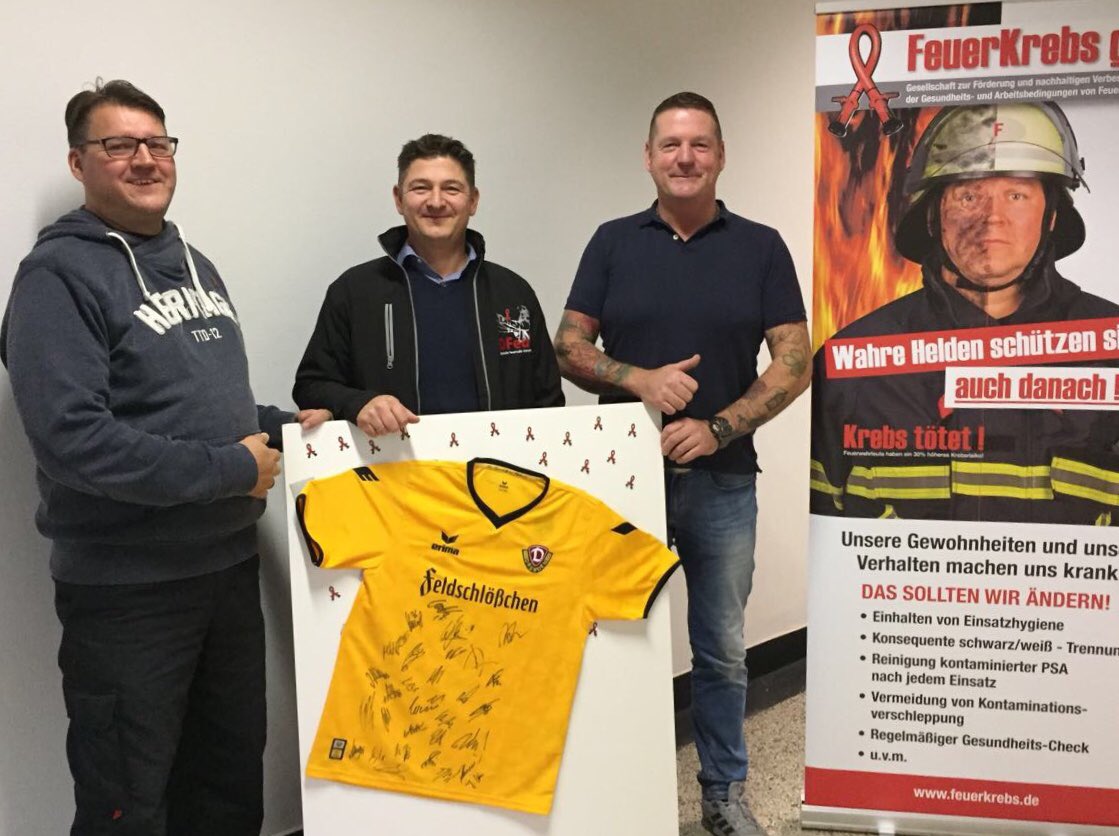 DahlkeDaniel's tweet photo. @FeuerKrebs übergibt Fussballtrikot!
Die @DFeuG  hat ein handsigniertes Trikot des Vereins @DynamoDresden versteigert. Der Erlös daraus kommt der Aufklärung von #Einsatzkräften der  #Feuerwehr zugute. https://t.co/Kmi8CG6adL