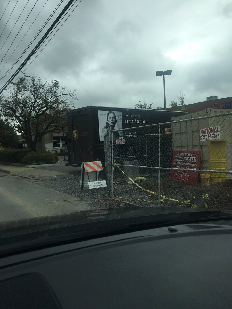 kathleengeer's tweet photo. Anything for the @taylornation13 boost @JPagliara @manjarisingh2... #TaylorSwiftDelivery #promo https://t.co/Zl8AWye5l2