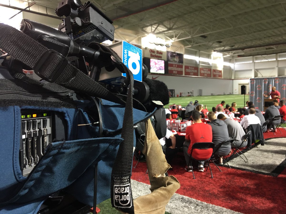 OhioStateAP's tweet image. The @OhioStateFB tea❌s up with @OSUPOLICE @ColumbusPolice and the Driven Foundation to host local youth for holiday lunch. #GoBucks