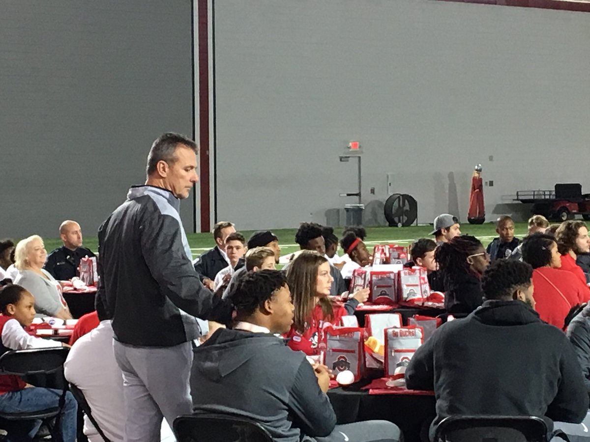 OhioStateAP's tweet image. The @OhioStateFB tea❌s up with @OSUPOLICE @ColumbusPolice and the Driven Foundation to host local youth for holiday lunch. #GoBucks