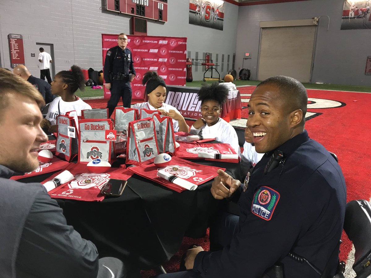 OhioStateAP's tweet image. The @OhioStateFB tea❌s up with @OSUPOLICE @ColumbusPolice and the Driven Foundation to host local youth for holiday lunch. #GoBucks