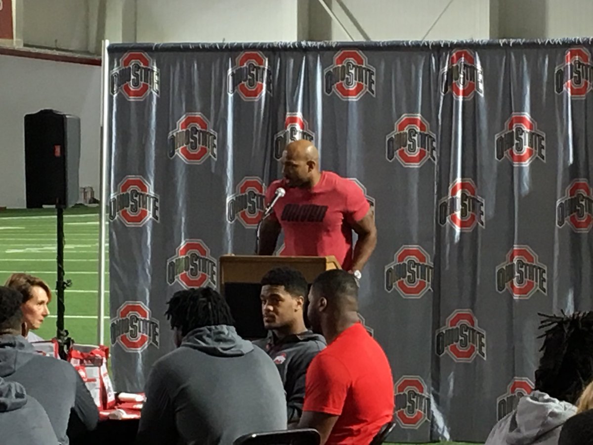 OhioStateAP's tweet image. The @OhioStateFB tea❌s up with @OSUPOLICE @ColumbusPolice and the Driven Foundation to host local youth for holiday lunch. #GoBucks