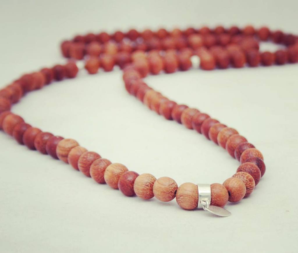 MyChiBusiness's tweet photo. I love this simple and beautiful prayer necklace. Sit down, recite a mantra or count your breath and feel the peace spread in your body ❤️ #simplicity #jewellery #mychi #prayernecklace #energeticjewelry #bayongwood https://t.co/Nlmxo22dZI https://t.co/T3GY6fpxNi