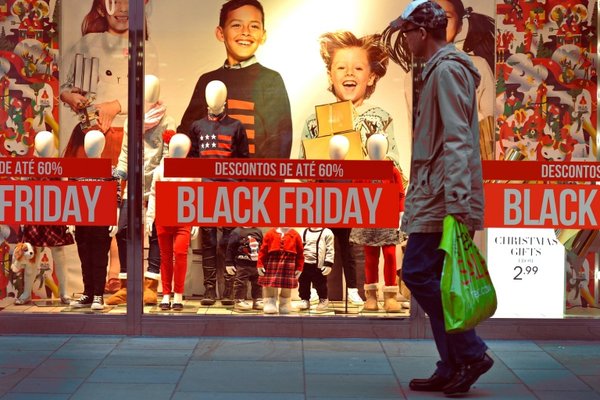 universovarejo's tweet photo. Varejo deve movimentar R$2,9 bilhões em vendas na Black Friday deste ano: https://t.co/fL6ajIiGTe #varejo #ecommerce #BlackFriday https://t.co/VxoIyweaKS