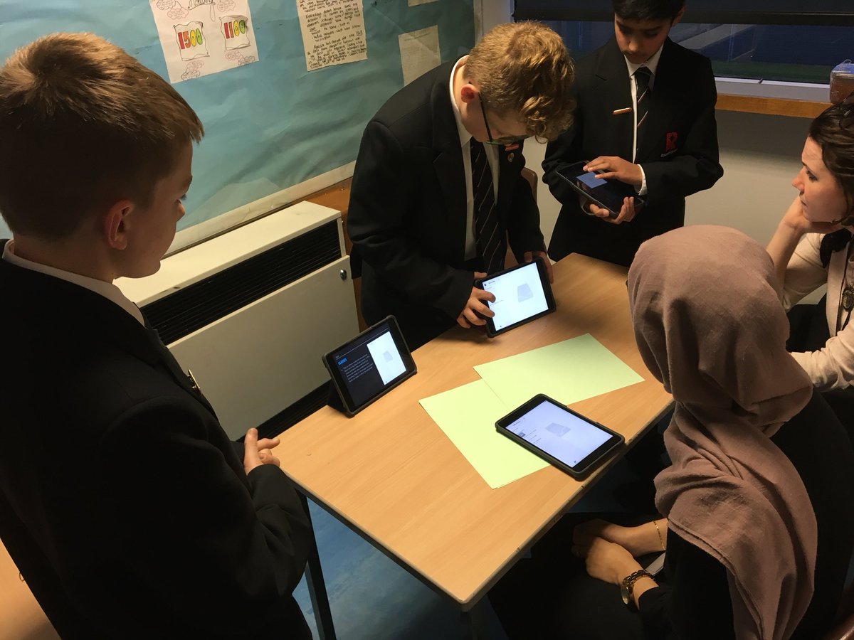 RossettDL's tweet photo. The Digital Leaders are doing a fantastic job showing @Rossett ITT trainees how to use iPads #beingr https://t.co/90JBIiEPh0