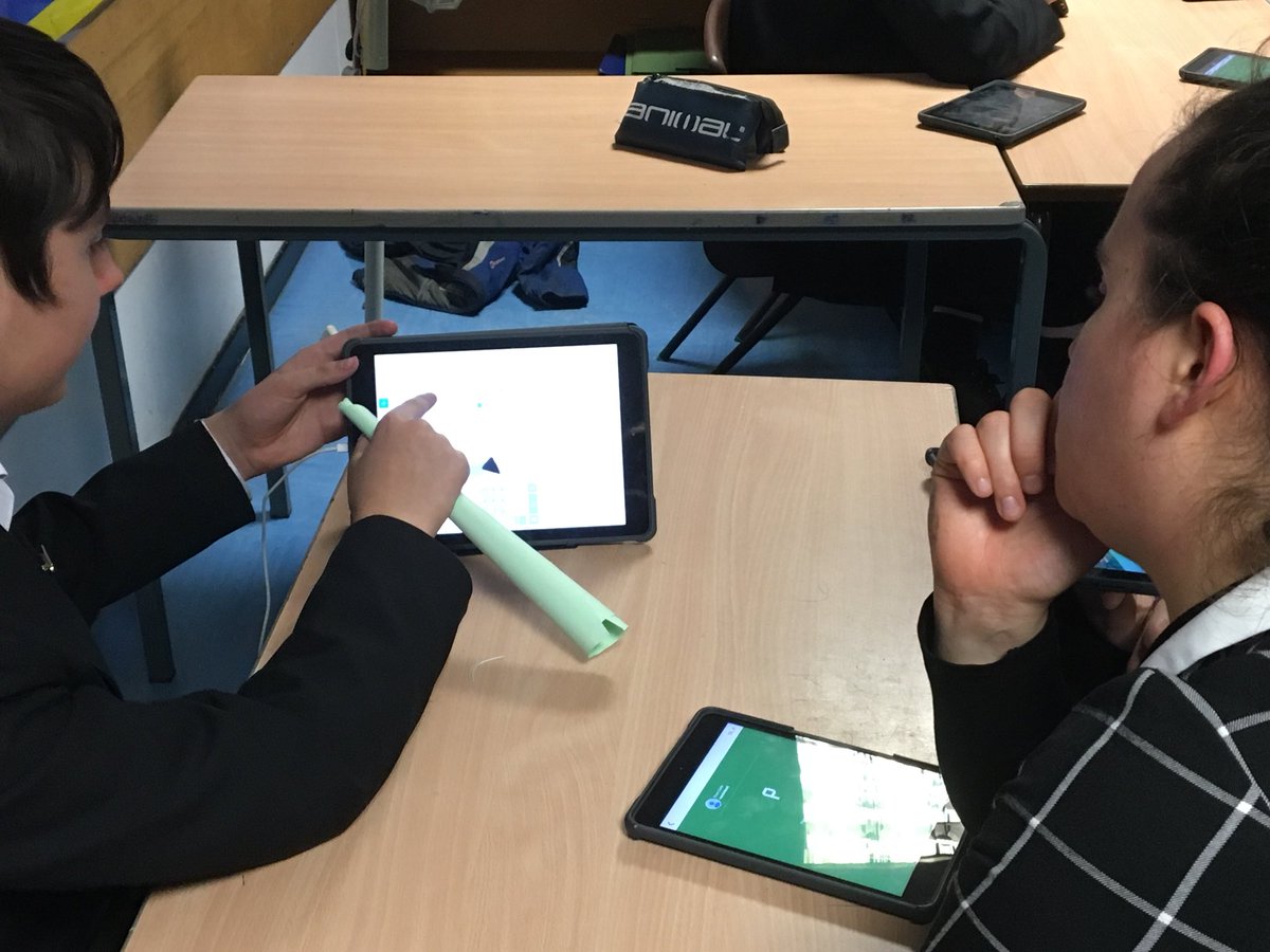 RossettDL's tweet photo. The Digital Leaders are doing a fantastic job showing @Rossett ITT trainees how to use iPads #beingr https://t.co/90JBIiEPh0