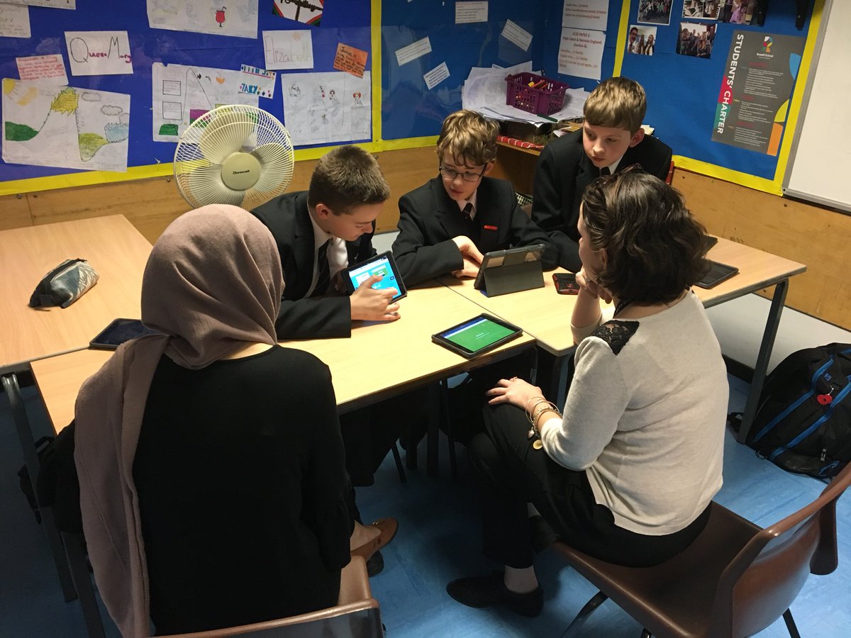 RossettDL's tweet photo. The Digital Leaders are doing a fantastic job showing @Rossett ITT trainees how to use iPads #beingr https://t.co/90JBIiEPh0