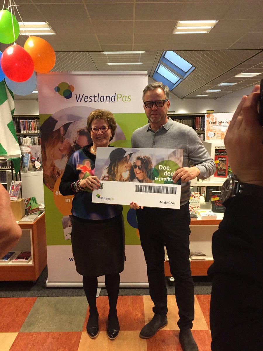De eerste #WestlandPas uitgereikt door Jochem Immerzeel aan wethouder <a href="/MargaDeGoeij/">Marga de Goeij</a> <a href="/GemWestland/">Gemeente Westland</a>