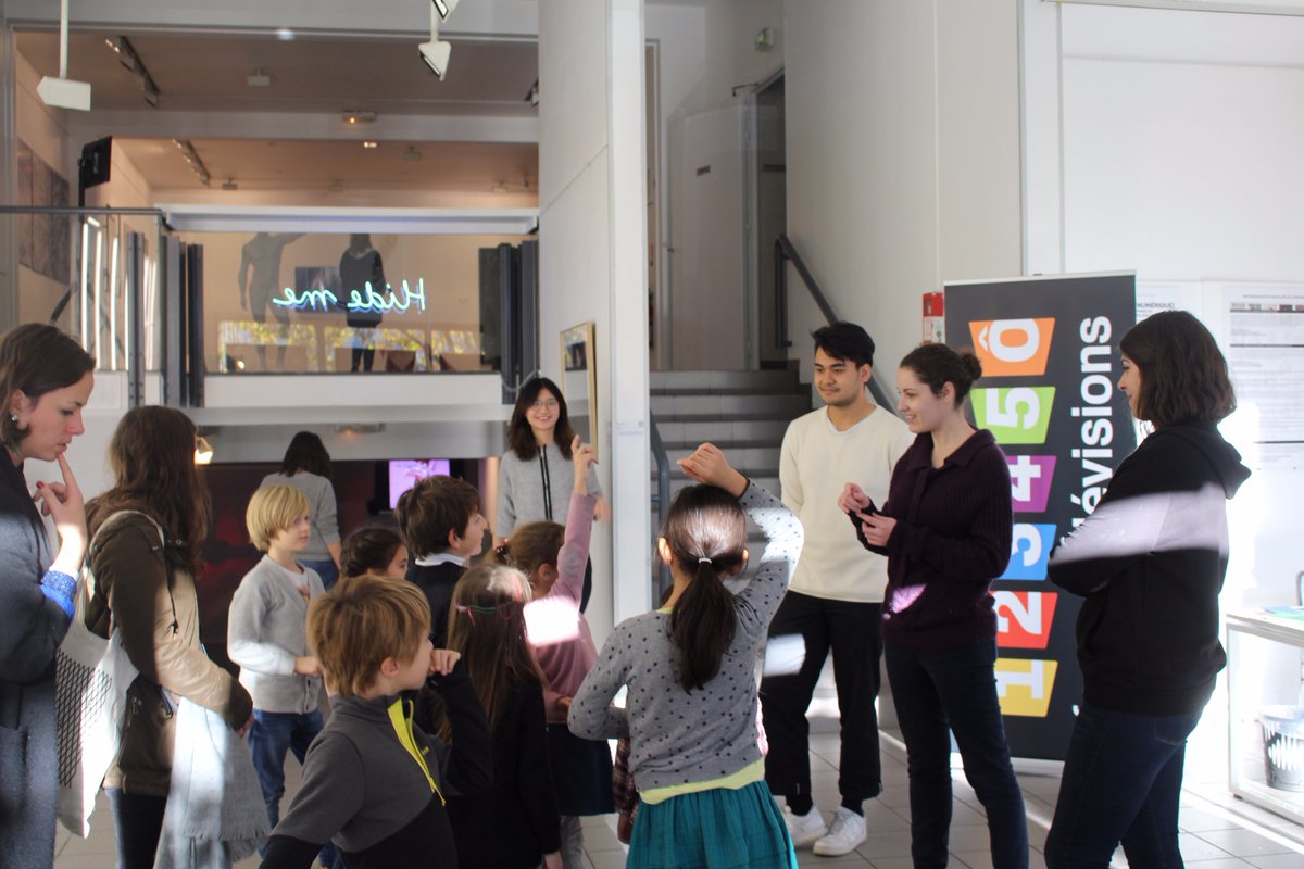 L'art numérique, c'est pour les petits et les grands.
Visite de l'exposition Variation - Artjaws Media Art Fair 2017 d'un groupe d'enfants d'Artyfamily organisée par la Digital Week France 2017.