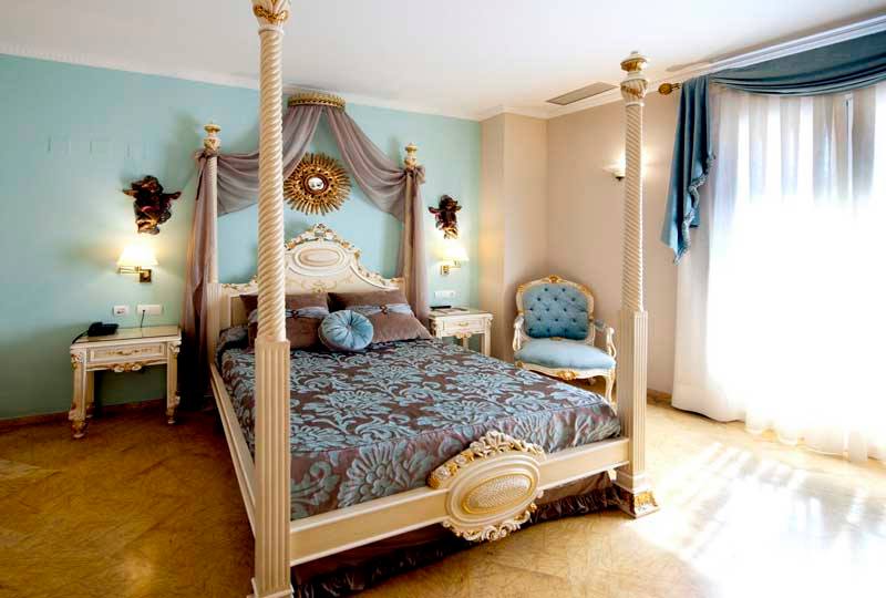 AdrianoSeville's tweet photo. We show you one of our deluxe rooms, recently renovated #hoteladriano #hotelesdesevilla https://t.co/kRfx2BRCX4