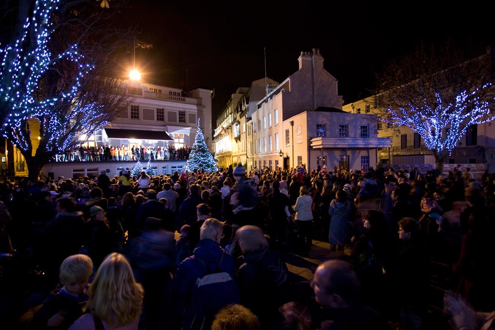 OrmerJersey's tweet photo. Don't forget the Christmas Lights Switch On in St Helier tomorrow. The big moment will happen in The Royal Square at 6.40pm followed by a firework display. Join us at Ormer before or after the festivities for drinks, snacks or dinner - we have something for all the family! https://t.co/ho8kUA6Ved