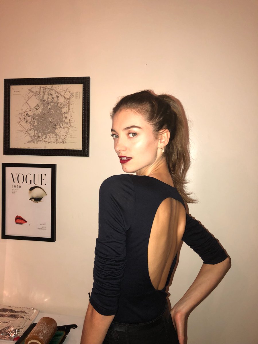 irisvberne's tweet photo. Who wants a piece of cake🦃🦃🦃 #Friendsgiving https://t.co/B9QfqZd8UY