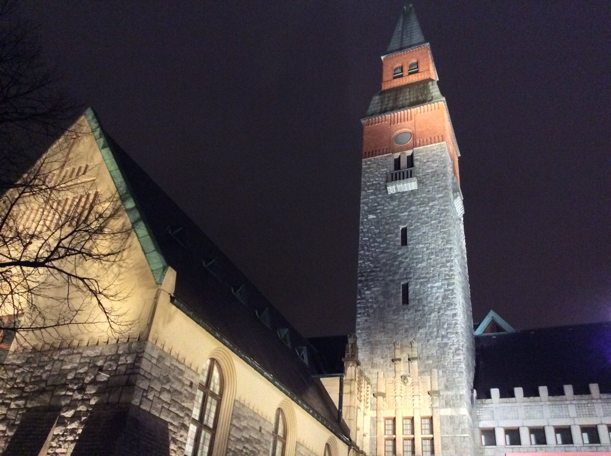 TapaniKa's tweet photo. #Helsinki 20-luvulla @MikkoSeppala:n #historialuento:lta tullessa @NatMuseum_FI #iltavalaistus:ksessa. Molemmat hauskoja!

(Eikös tästä pitänyt ottaa kuva someen?) #valossa @SenaattiK https://t.co/J3ZtIYKoVE