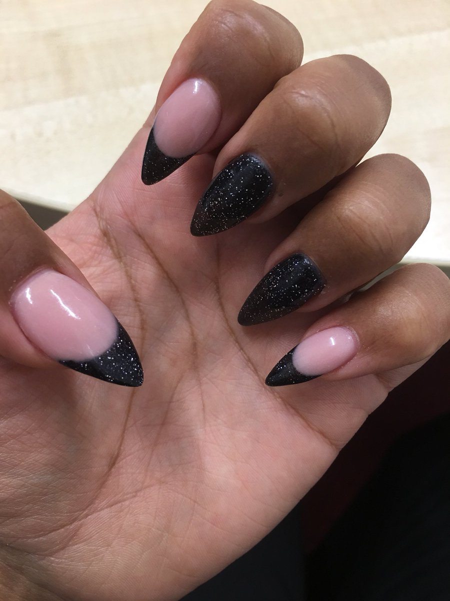 EventsQueenBee's tweet image. Local business shout out to @NaomiNailBeauty for 👌🏾nails as usual!