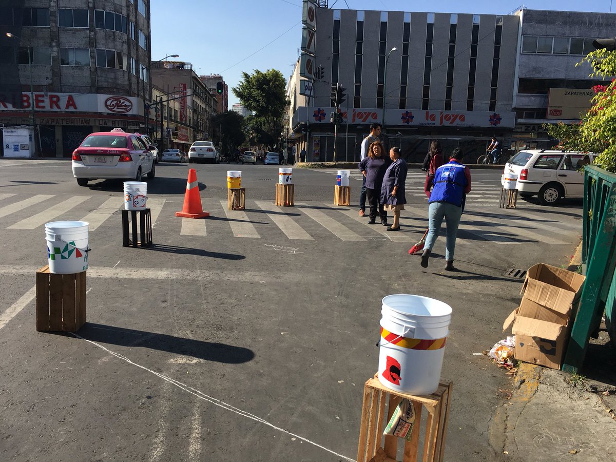 ITDPmx's tweet photo. Ya está tomando forma la intervención de urbanismo táctico en el entorno de la Escuela Secundaria 4 “Moisés Saénz.” Muchas gracias a las y los voluntarixs. #JuntosPorLaSeguridadVial #VisiónCero #RoadSafety https://t.co/IAOH45DpW7