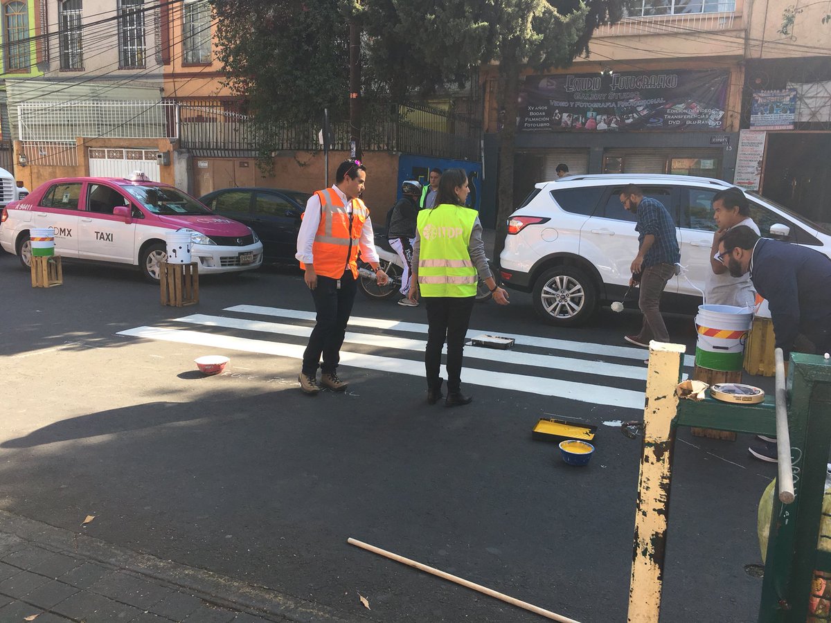 ITDPmx's tweet photo. Ya está tomando forma la intervención de urbanismo táctico en el entorno de la Escuela Secundaria 4 “Moisés Saénz.” Muchas gracias a las y los voluntarixs. #JuntosPorLaSeguridadVial #VisiónCero #RoadSafety https://t.co/IAOH45DpW7