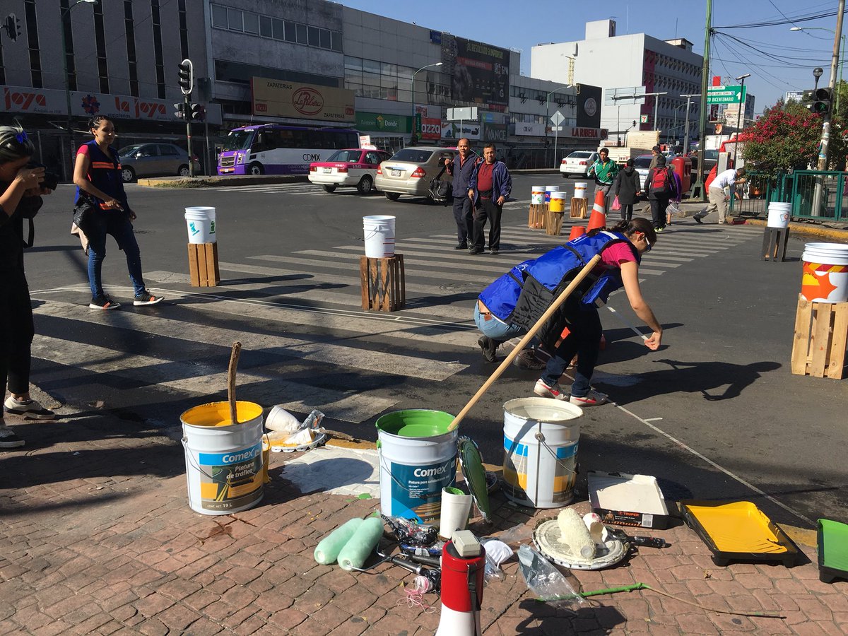 ITDPmx's tweet photo. Ya está tomando forma la intervención de urbanismo táctico en el entorno de la Escuela Secundaria 4 “Moisés Saénz.” Muchas gracias a las y los voluntarixs. #JuntosPorLaSeguridadVial #VisiónCero #RoadSafety https://t.co/IAOH45DpW7