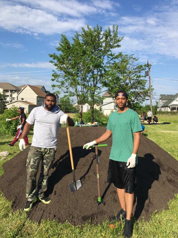 JustCallmeBHunt's tweet photo. Dre Riggins (@CoolN_Dre) &amp; Eric Andrews, 28, run Peace Tree Parks a non-profit that improve the access that Detroit residents have to Fresh Organic produce. They won the 2017 Non-Profit of the Year from the Detroit Food Policy Council. Both are Detroit King &amp; college grads. 🙌🏿 https://t.co/PvbGOwq4Ot