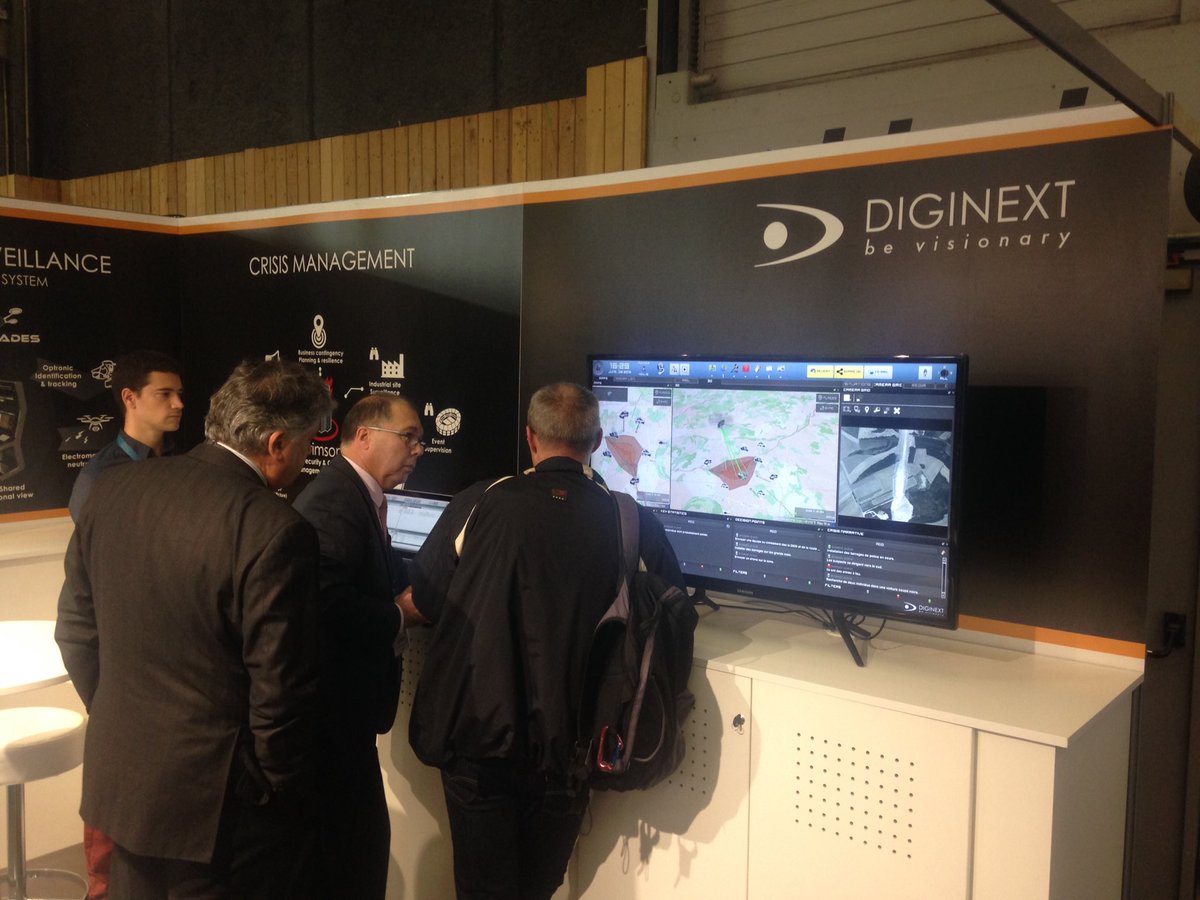 JMDUMAZ's tweet photo. @DIGINEXT1 presents IT systems for #CrisisManagement in multi agency and complex situations #CommonOperationalPicture and information sharing in real time @Milipol_Paris @Safe_Cluster https://t.co/VESxrUB3cg