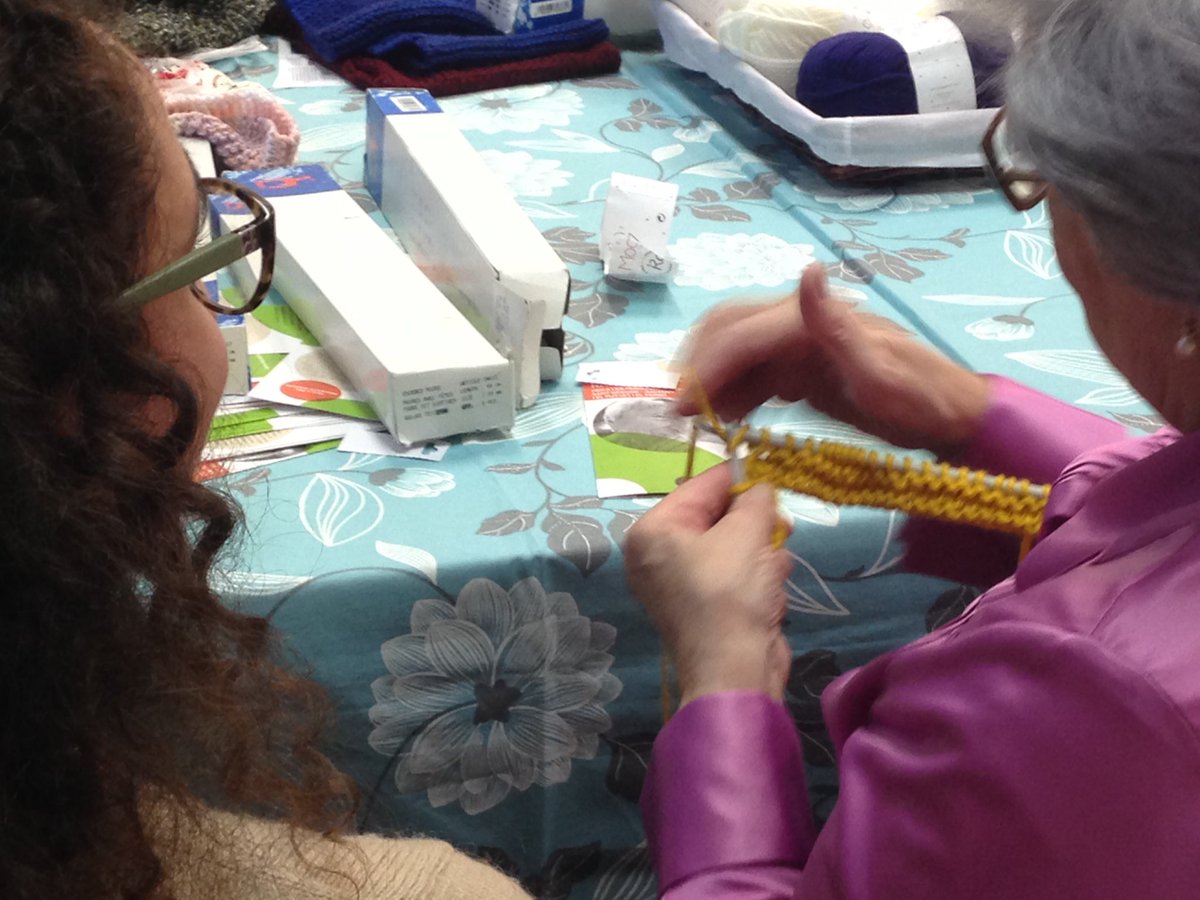 VilaUrania's tweet photo. Ja ha començat una nova sessió de #bufanding! Gràcies als @Amicsgentgran i a la @bufandadelaiaia es presenta una tarda plena de bufandes! @CcivicsBCN @Bcn_SSTG @barrifarro #craft #costura #DIY #bcn #gentgran https://t.co/UtjrL5bkG8